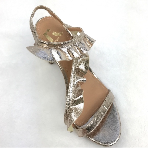 [Report] Metallic Gold Strappy Ruffle Chunky Block Heel Size 7 Womens Shoes - Picture 3 of 9